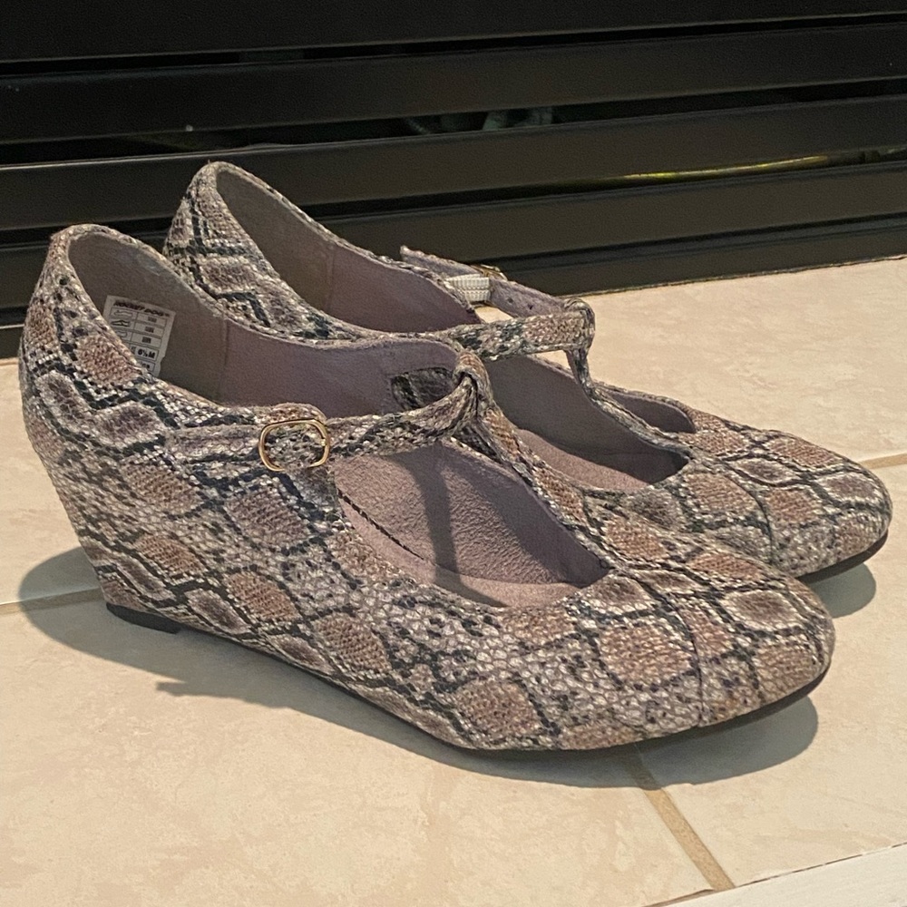 Rocket Dog shoes, size 6.5 wedges snake print fabric great condition!